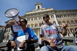 WCENTER 0XNHDAQNPF                I fratelli Marco e Sandro Biviano, affetti da distrofia muscolare, durante la protesta di alcuni malati in favore del  'metodo Stamina' in piazza Montecitorio a Roma, il 23 luglio 2013. I due fratelli di Lipari sono tornati a manifestare dopo un breve ricovero in ospedale per un malore, il 30 luglio 2013. ANSA/MASSIMO PERCOSSI