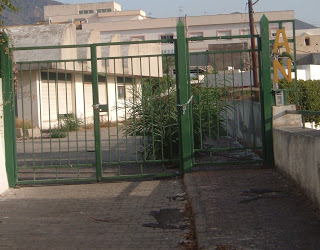l'ingresso dell'ex asilo nido di via San Giorgio