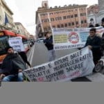Alcuni malati affetti da distrofia muscolare bloccano il traffico di via del Corso a Roma all'altezza di Palazzo Chigi per chiedere di accedere alle cure secondo il metodo Stamina, 13 dicembre 2013.     ANSA/ETTORE FERRARI