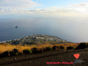 Il-paese-di-Stromboli-visto