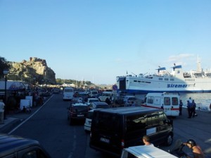 le auto in fila oggi a Vulcano per l'imbarco sul traghetto