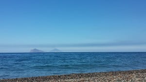i fumi spinti dai venti da Milazzo alle Eolie
