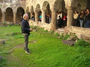michele parla nel chiostro