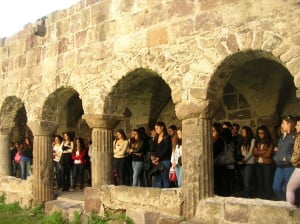 studenti nel chiostro