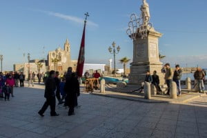 la tradizionale asta dello stendardo a Marina corta