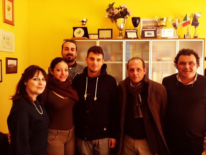 la preside Basile con gli studenti, il sindaco Giorgianni e il geom. Sulfaro della Protezione civile comunale