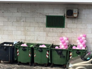 palloncini nei bidoni