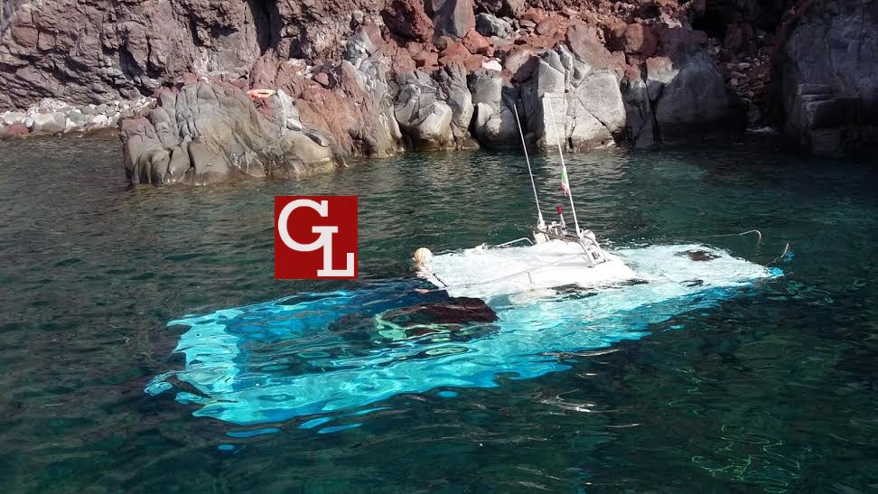 barca pesca affondata
