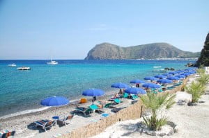 una spiaggia di lipari con servizi per i turisti