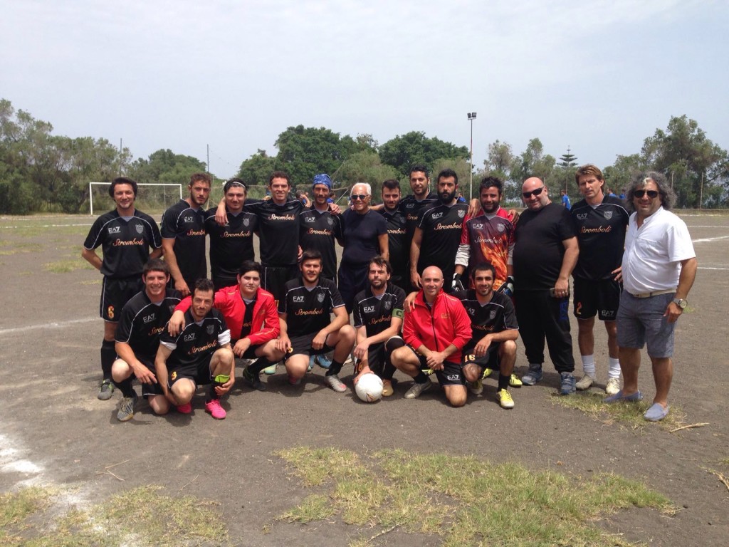La squadra dello Stromboli con Giorgio Armani