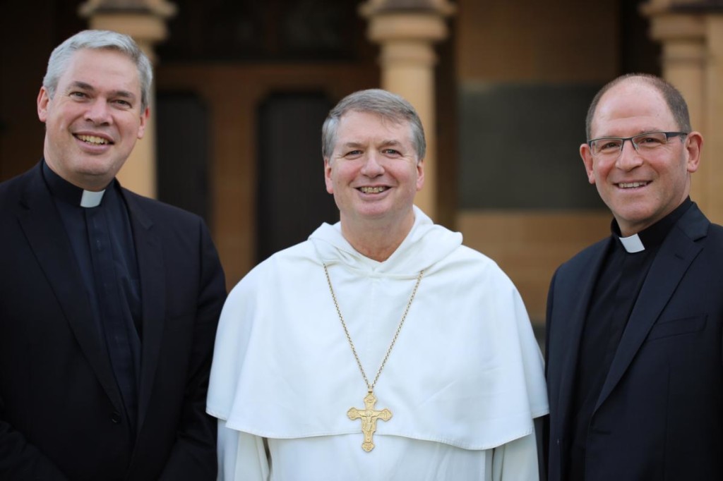 Mons. Antony Randazzo a destra e Mons. Richard Umbers a sinistra. Al centro l'Arcivescovo di Sidney mons. Antony Fisher O. P.