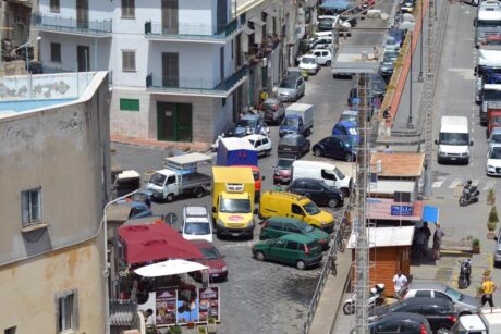 Lipari, dal 22 giugno doppio senso nella via Amendola, istituzione APU e divieto di sosta h/24