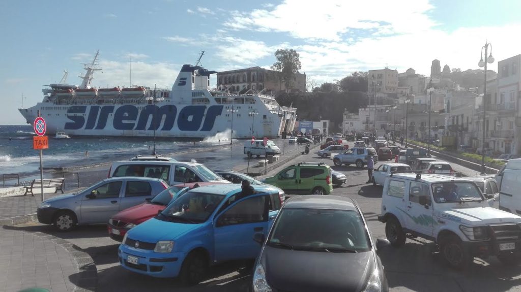 il Laurana attraccato a Lipari 