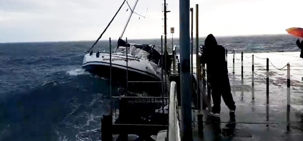 barca a vela affondata