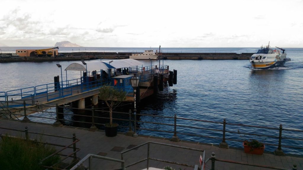 Il porto di Santa Marina Salina