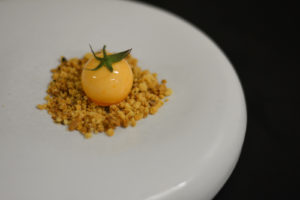 Semifreddo gastronomico al pomodoro con pangrattato tostato