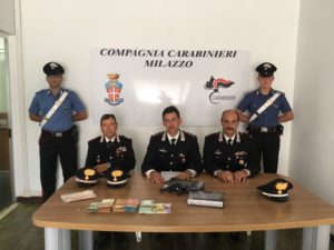 Foto conferenza con refurtiva ed armi