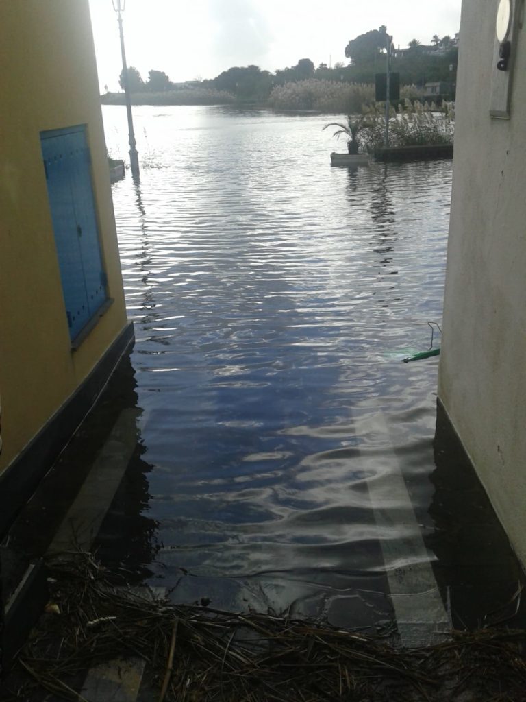 Salina : le mareggiate a Malfa , il laghetto di Santa Marina 1