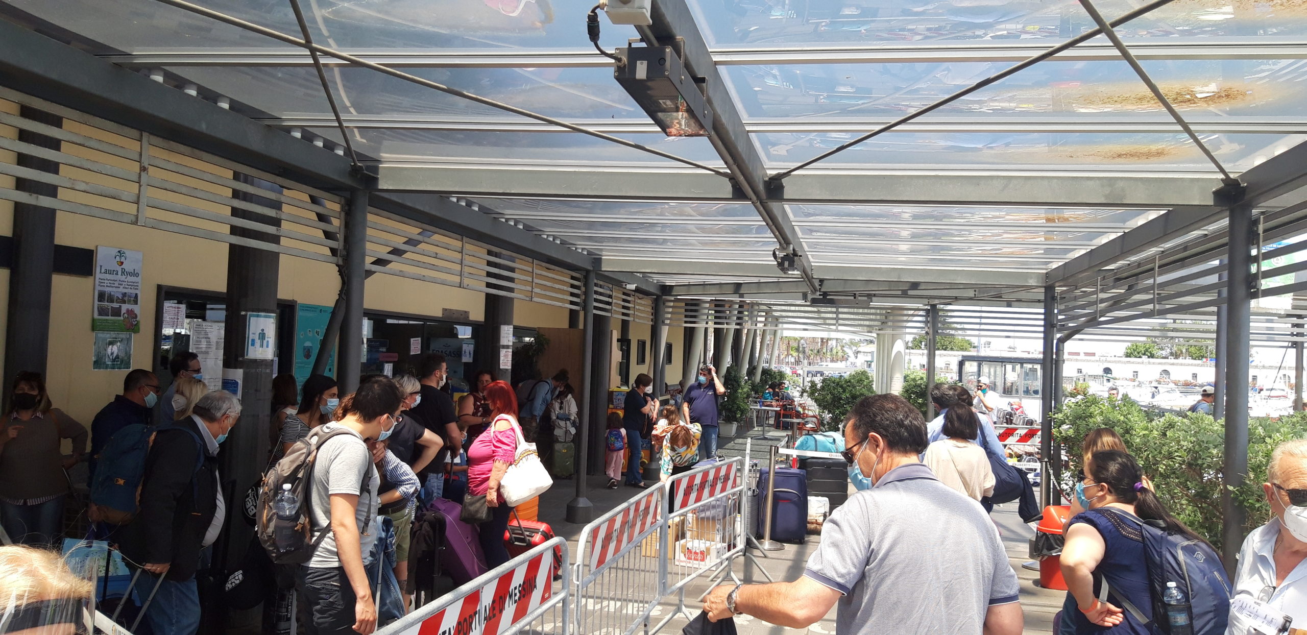 Milazzo : quell'attesa obbligata nella saletta del bar