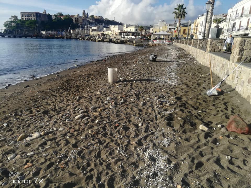 Pulizia spiagge : ci pensa la Loveral, ripulita anche Marina Lunga 2
