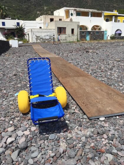 Santa Marina Salina : nelle spiaggia di Lingua e prossimamente sotto la piazza le sedie PMR 1