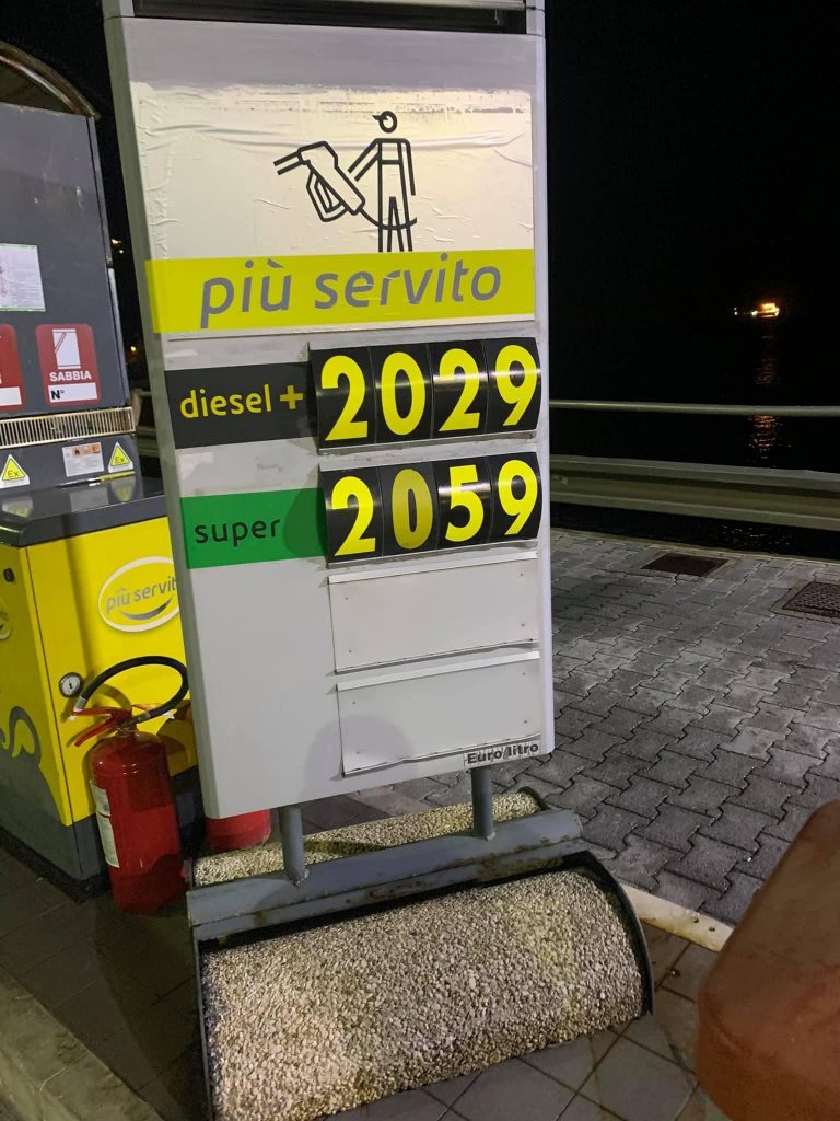 Rincaro carburanti, oltre 2 euro anche in autostrada : come può scamparla Lipari ?