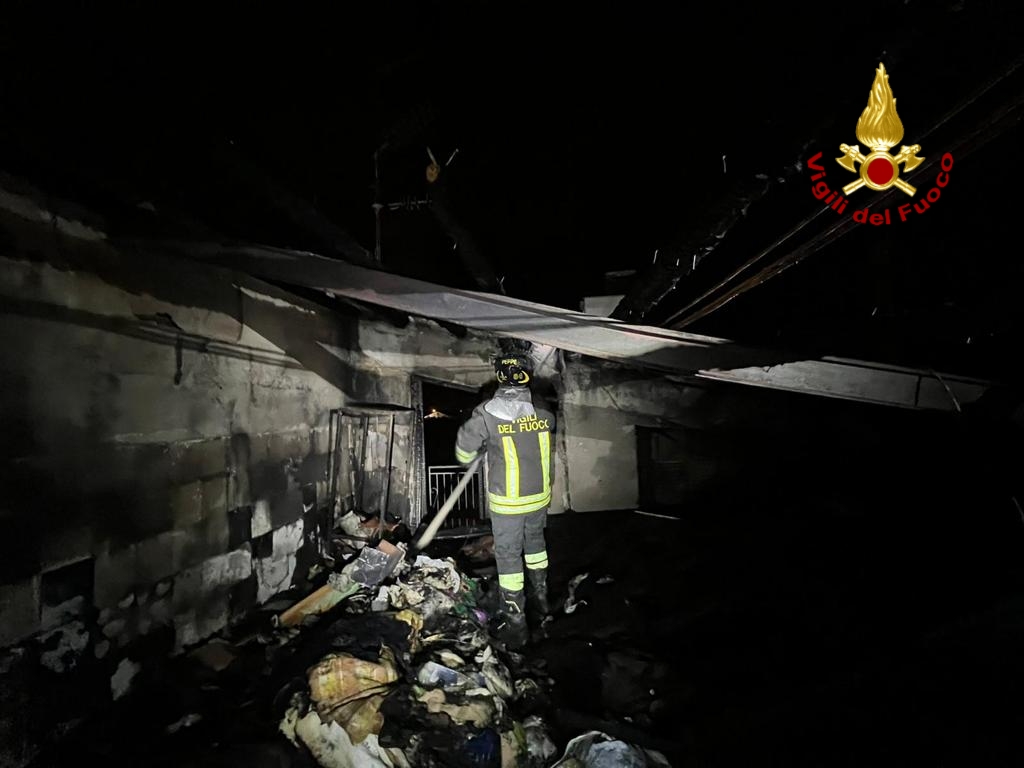Milazzo : mansarda a fuoco nella notte e intervento dei Vigili del Fuoco, palazzina evacuata