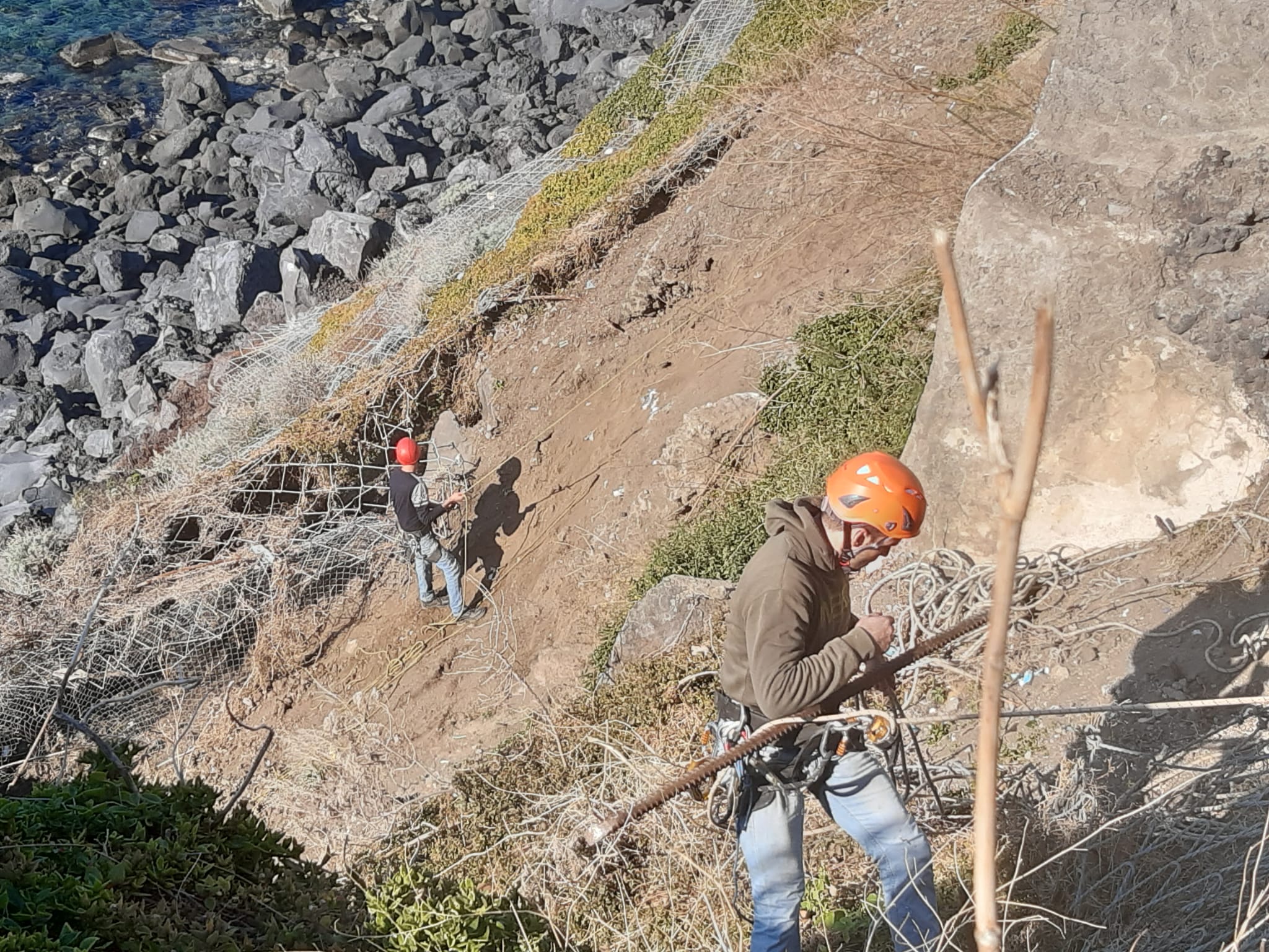 Ginostra, Giuffrè : costone sempre a rischio e pericoli nonostante l'intervento dei rocciatori 2