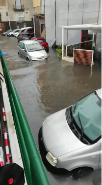 Via Amendola: nubifragio e auto sott’acqua