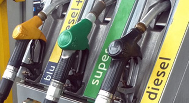 Carburanti, ancora aumenti : il gasolio supera la benzina
