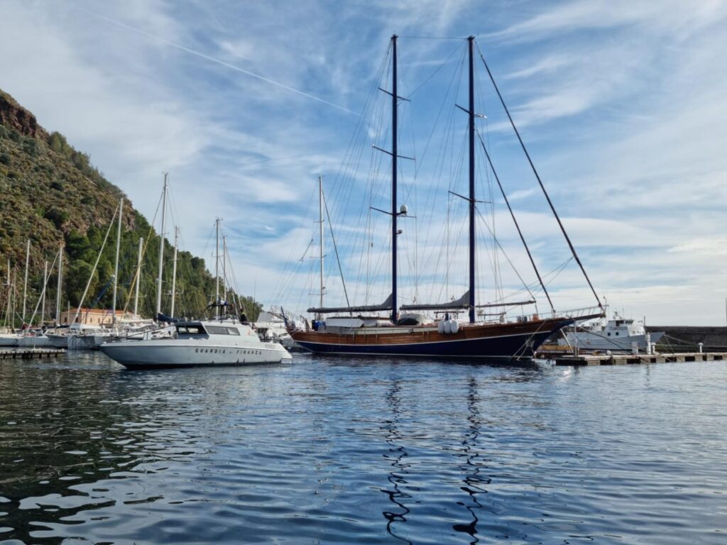 Gdf sequestra a Lipari imbarcazione per contrabbando doganale ed evasione IVA