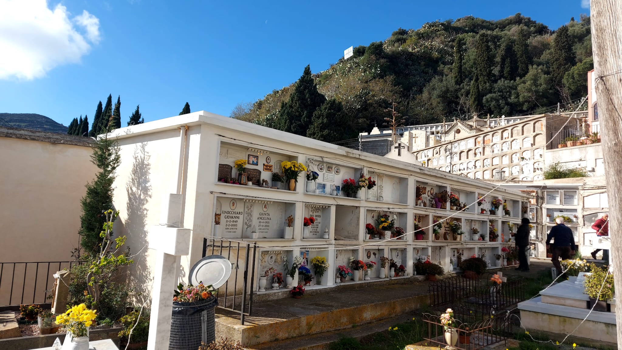 Cimitero di Lipari, parte alta senz'acqua: anziani indignati, occorre soluzione