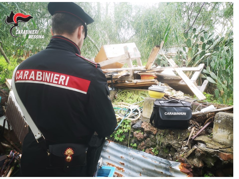 Vulcano : denunciati dai Carabinieri per abbandono rifiuti pericolosi e per attività non autorizzata