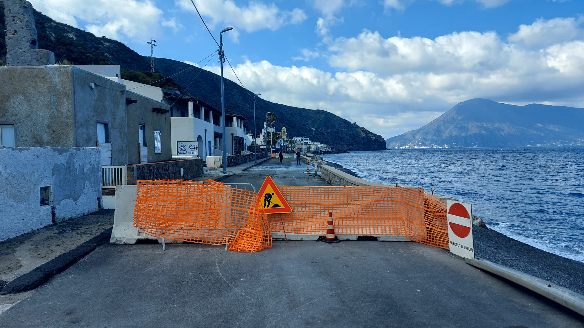 Acquacalda : lavori finiti da 15 giorni, per dieci metri di strada San Gaetano ancora isolata