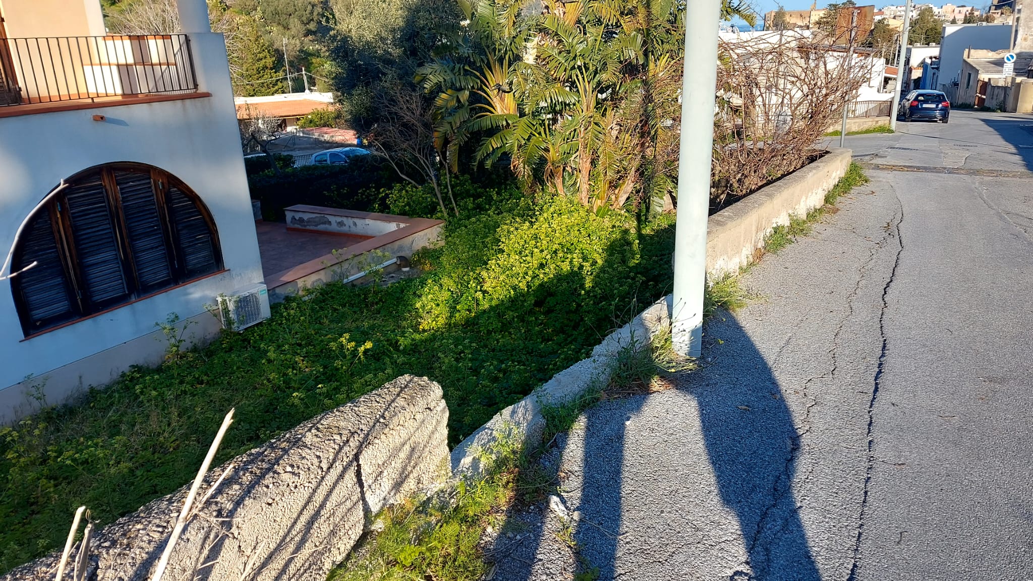 Lipari: crollo muro area tribunale e cede la strada sopra