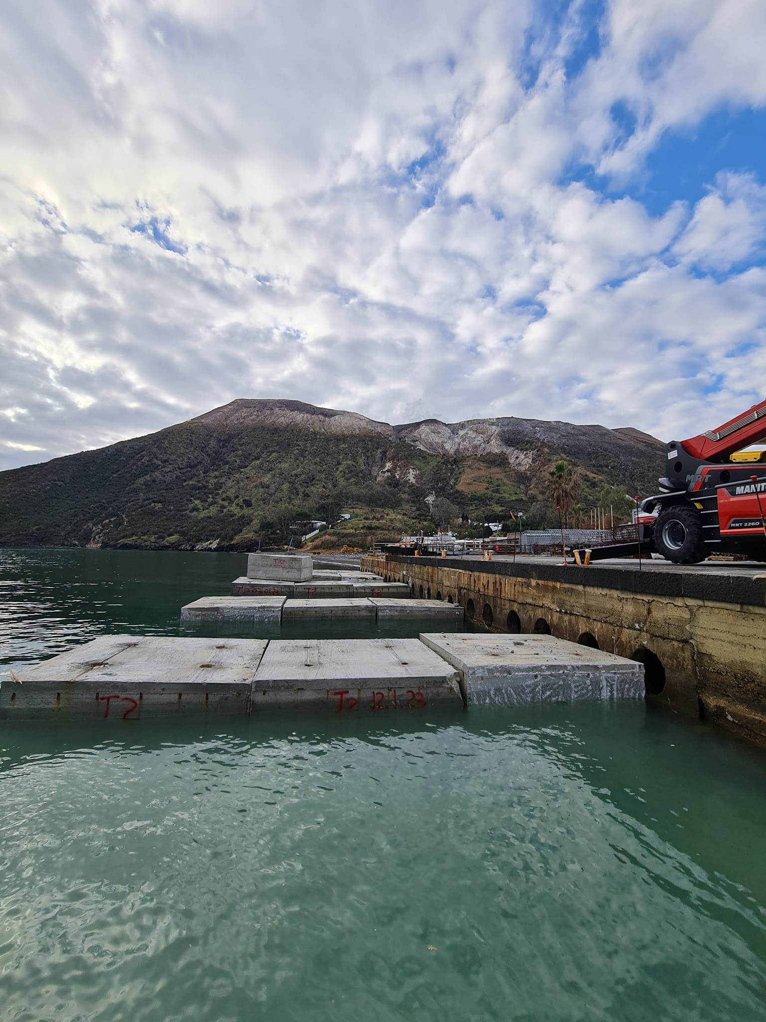 Vulcano : le basi del nuovo pontile a mare