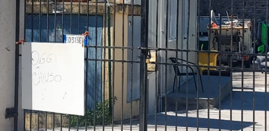 Rifiuti : centro di raccolta chiuso, cittadini costretti al dietrofront