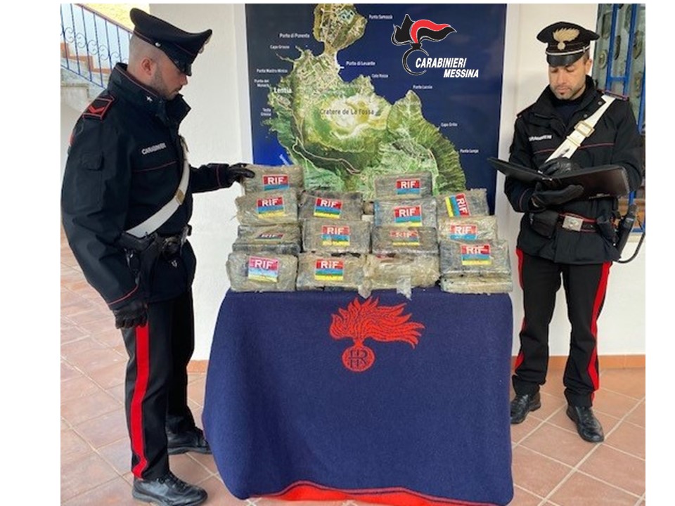 Carabinieri trovano borsone con 42 kg di cocaina tra gli scogli di Vulcanello