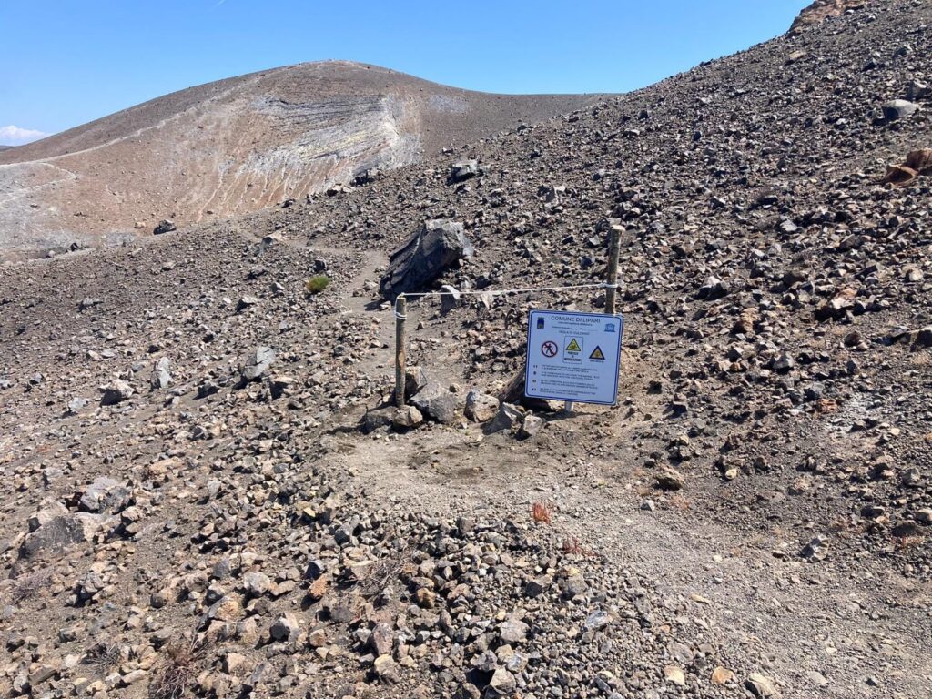 Vulcano : sentiero cratere oggi chiuso