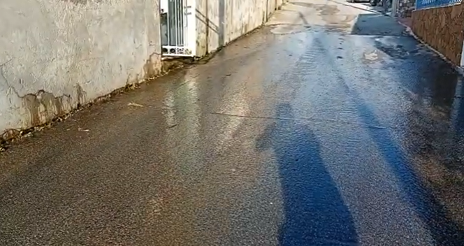 Lipari, nuova grossa perdita idrica in via Zinzolo : strada a rischio