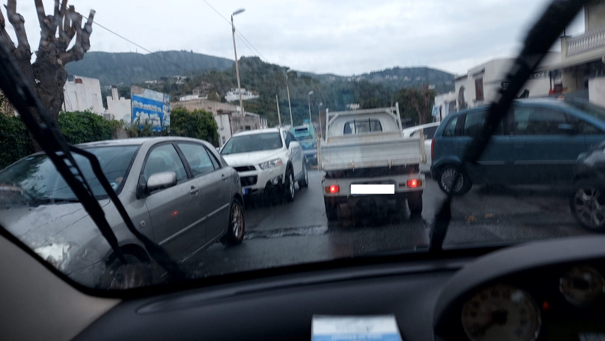 SOS parcheggi nell'isola delle macchine e di un megaparcheggio vuoto
