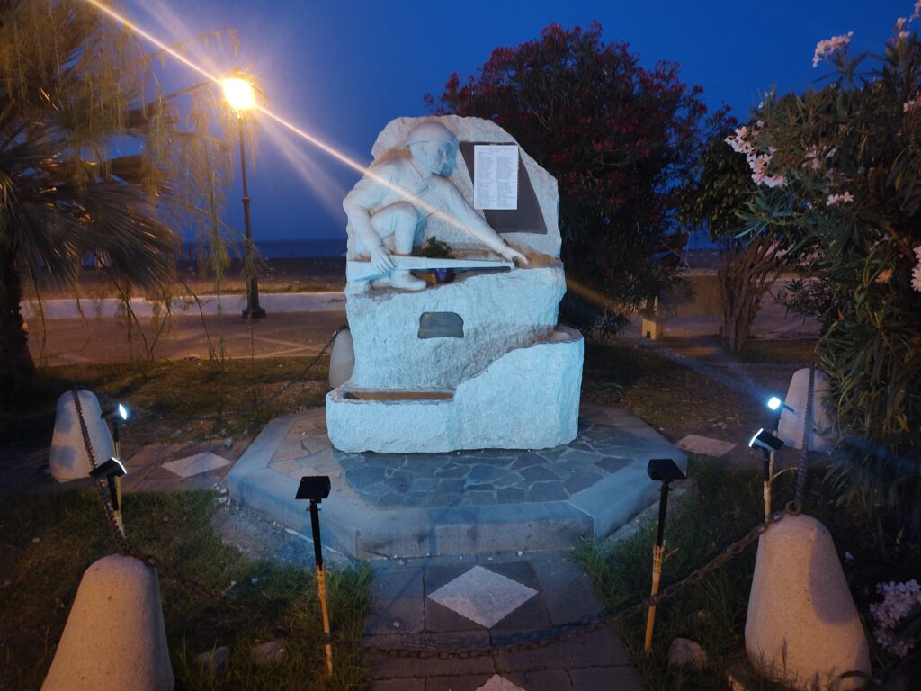 Canneto : Monumento ai Caduti nuovamente illuminato