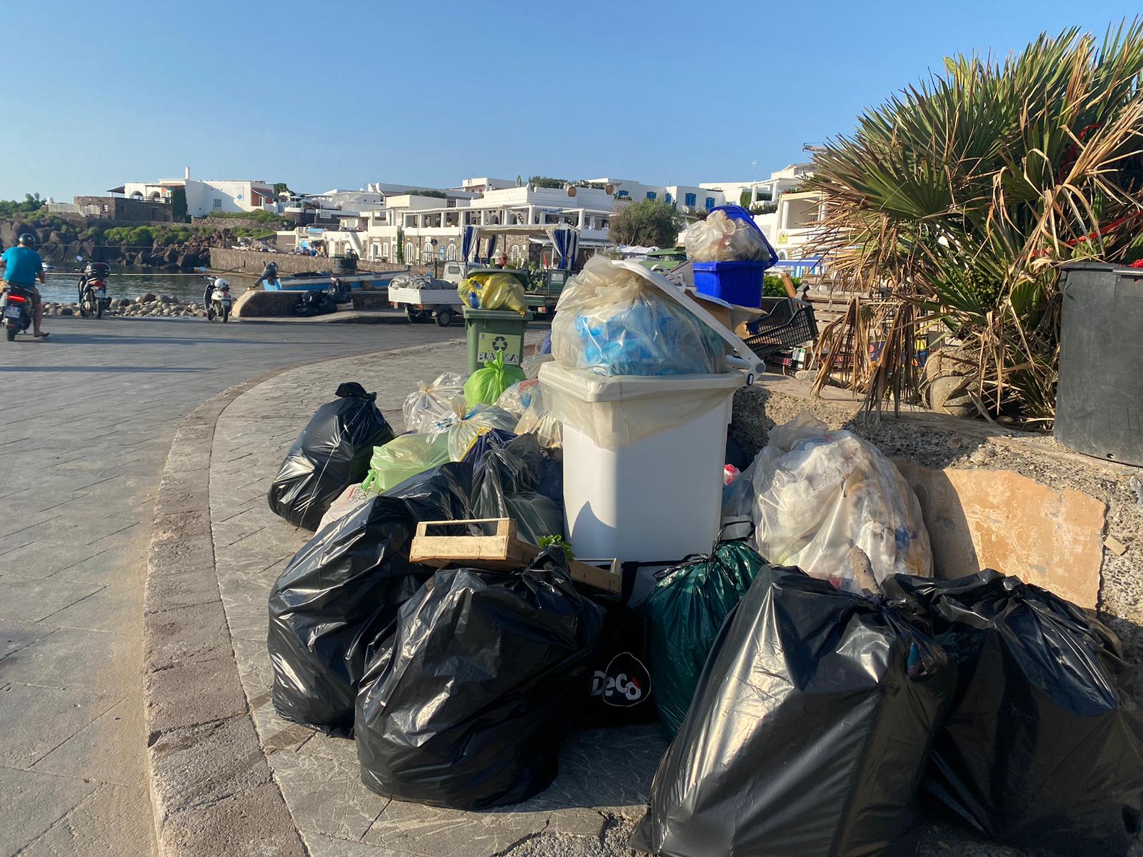 Panarea, passano gli anni ma la raccolta della spazzatura resta un grosso problema 1