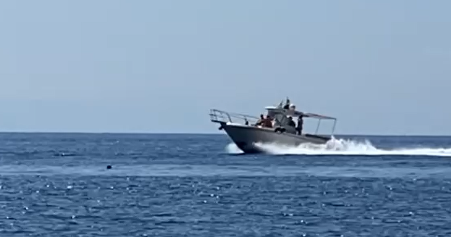 Attenzione in mare, il video : barca che sfreccia vicino ad un sub senza pallone