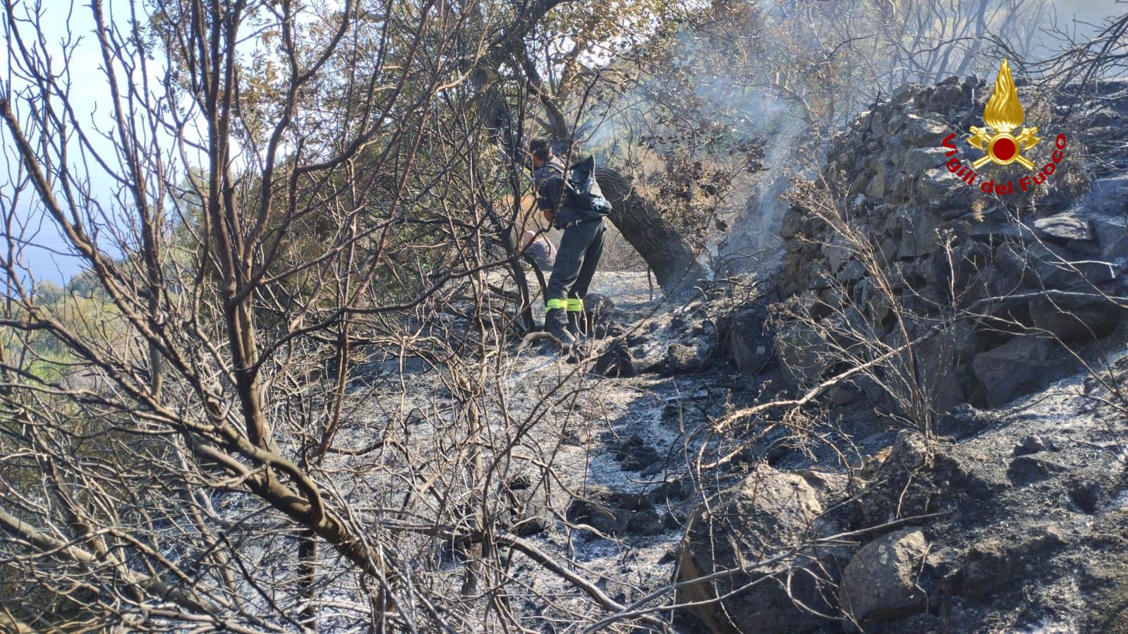 Filicudi : incendio spento a Valdichiesa, Vigili del Fuoco da Lipari con G.C. ed elicottero Forestale 2