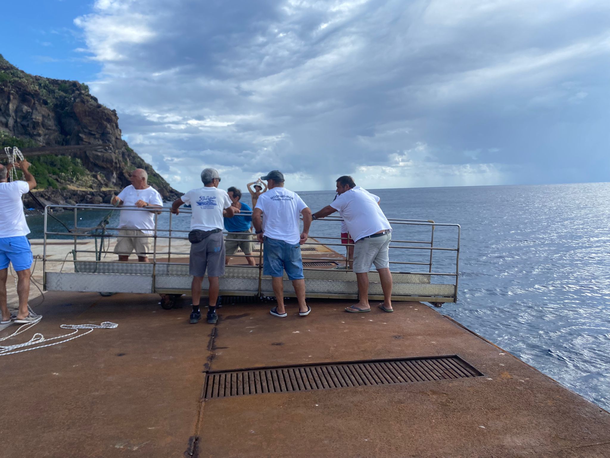 Alicudi : problema insabbiamento fondali e passerella in mare dopo sbarco-imbarco