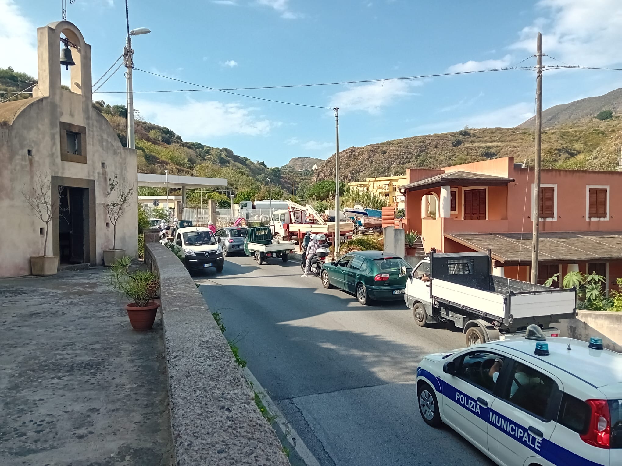 Lipari, lunghe file per la benzina