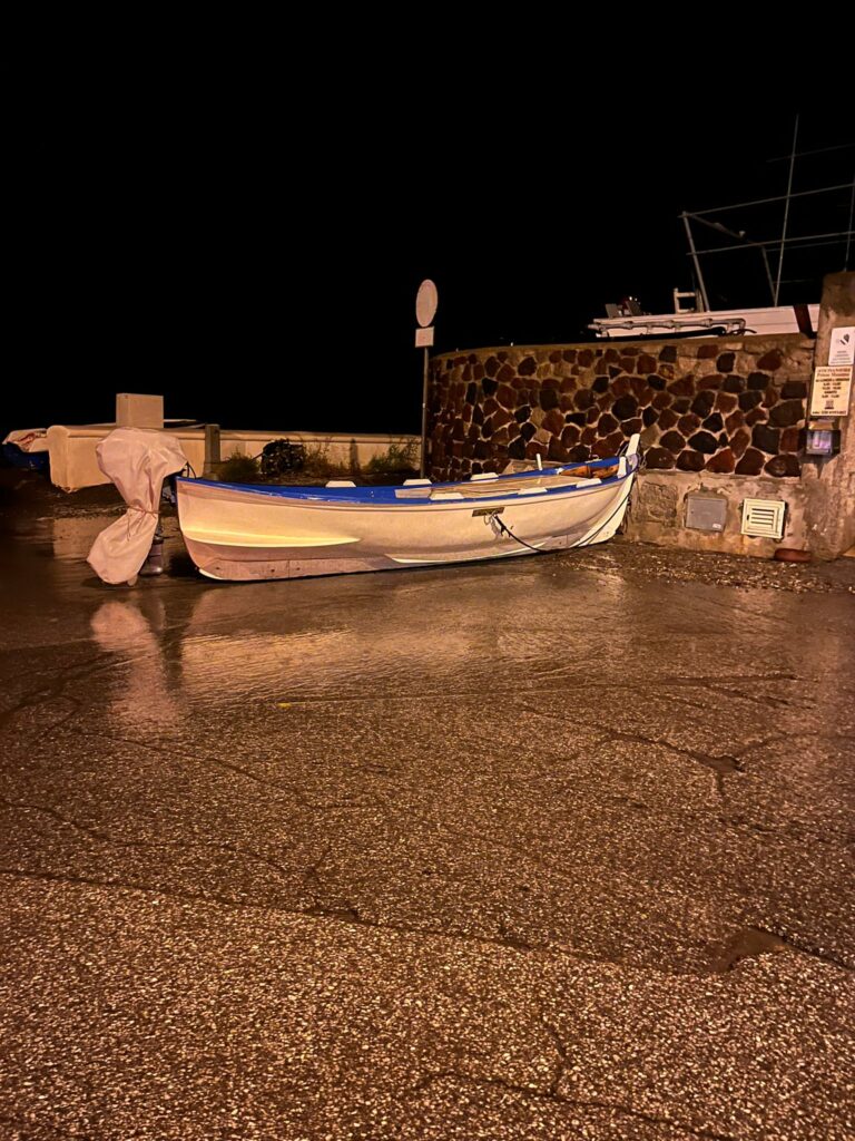 Piove a dirotto : una barca “naviga” nella curva di Unci