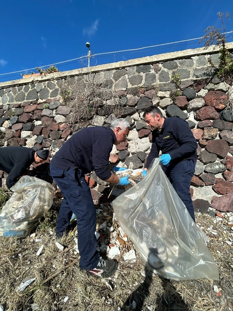 Dipendenti Eolian Bunker ripuliscono la spiaggia