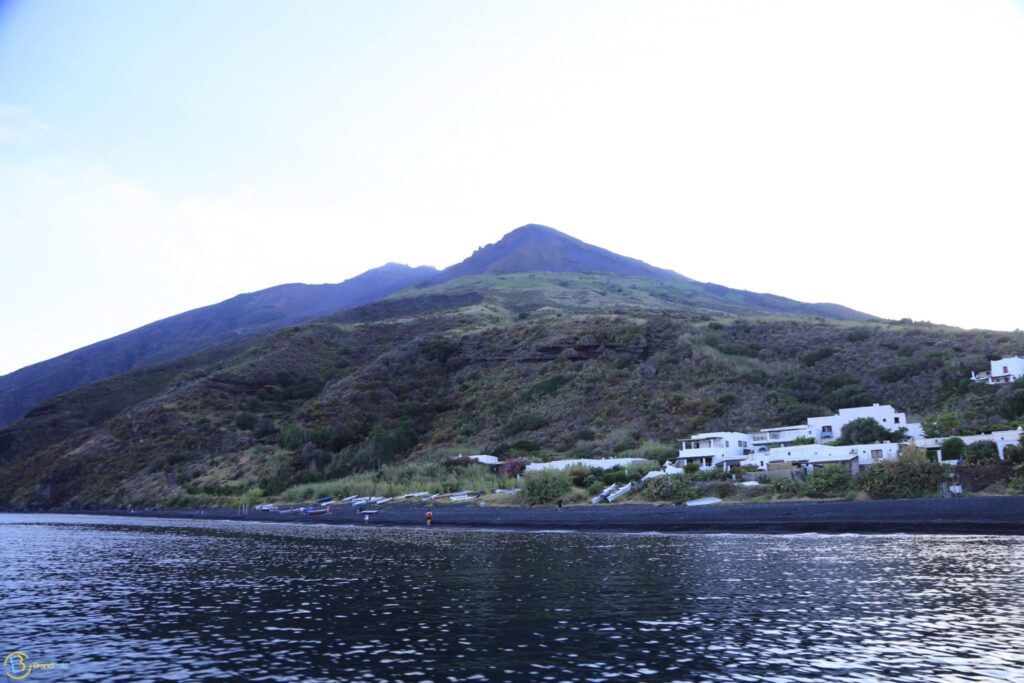 Esquire Italia : "Eolie paradiso terrestre, speciali perchè nessun aereo le raggiunge" 1